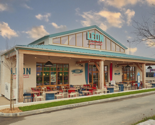Le restaurant Léon, vers L'Autre Faubourg, propose une carte variée, une ambiance conviviale sans faire de compromis sur la qualité.