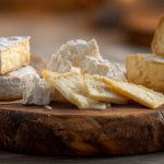 Découvrez le rayon fromages à la coupe de Mme Bocal & Mr Vrac au cœur de Cholet ! Des produits locaux de qualité...