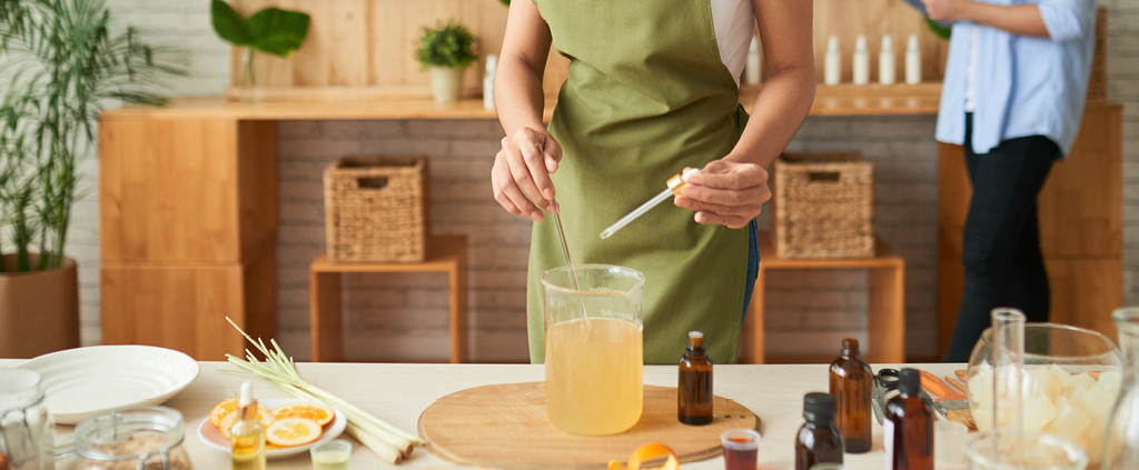 Créat’Sens propose une expérience unique : des ateliers de création de brumes parfumées pour les particuliers et les professionnels.