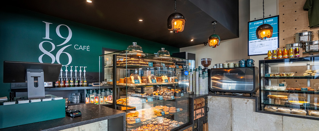 Situé au cœur de L’Autre Faubourg à Cholet, le 1986 CAFÉ s’impose comme une adresse incontournable pour les amateurs de café de qualité, de snacking gourmand et de pauses conviviales.
