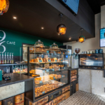 Situé au cœur de L’Autre Faubourg à Cholet, le 1986 CAFÉ s’impose comme une adresse incontournable pour les amateurs de café de qualité, de snacking gourmand et de pauses conviviales.