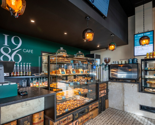 Situé au cœur de L’Autre Faubourg à Cholet, le 1986 CAFÉ s’impose comme une adresse incontournable pour les amateurs de café de qualité, de snacking gourmand et de pauses conviviales.