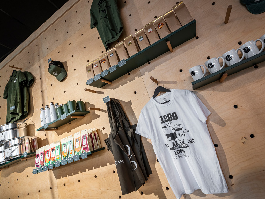 Situé au cœur de L’Autre Faubourg à Cholet, le 1986 CAFÉ s’impose comme une adresse incontournable pour les amateurs de café de qualité, de snacking gourmand et de pauses conviviales.