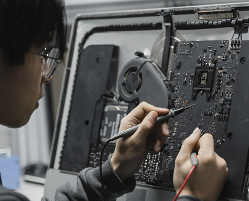 FM Services, centre de réparation informatique au cœur de Cholet, explique pourquoi un service local peut sembler plus cher, mais durable.