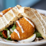 Au Guingois s’impose comme une référence pour tous ceux qui souhaitent profiter d’une cuisine savoureuse avec une formule du midi à 14,40 € !