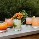 Le Salon de l'Orangerie, bar à cocktails artisanaux créé par Nicolas Decron, est idéal pour une expérience mixologie raffinée et accessible.