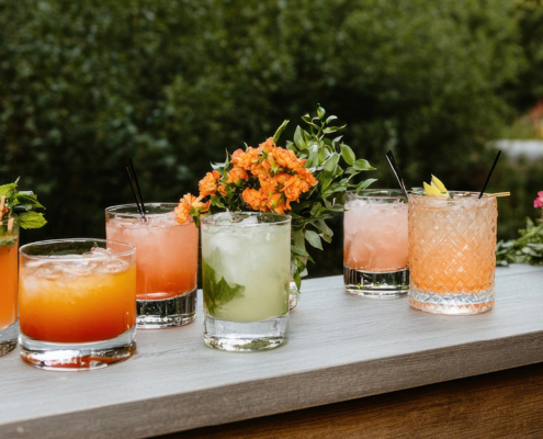 Le Salon de l'Orangerie, bar à cocktails artisanaux créé par Nicolas Decron, est idéal pour une expérience mixologie raffinée et accessible.