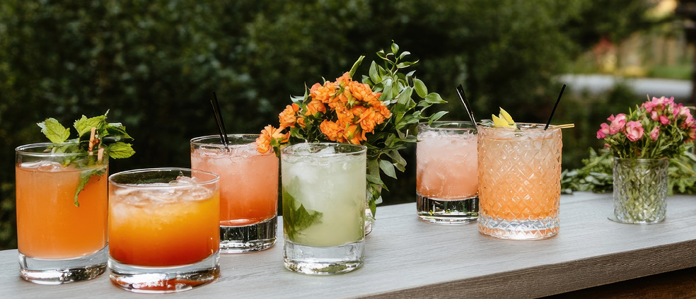 Le Salon de l'Orangerie, bar à cocktails artisanaux créé par Nicolas Decron, est idéal pour une expérience mixologie raffinée et accessible.