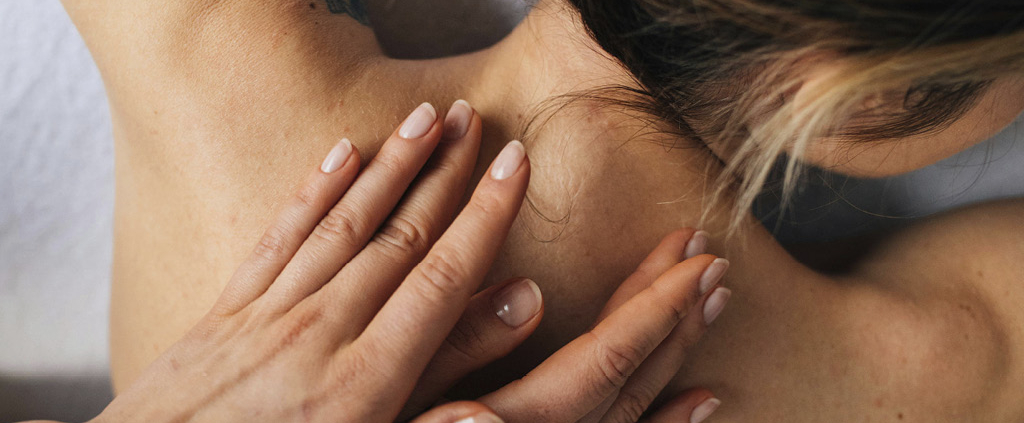 Apprendre à masser avec douceur, attention et bienveillance est au cœur de l’atelier massage proposé par Naturiel à Cholet.